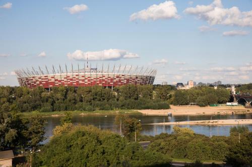 ワルシャワにあるWSTApartments River Viewの建物内のオリンピックスタジアムを望む