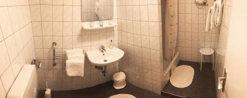 Kylpyhuone majoituspaikassa Weinhaus Selmigkeit