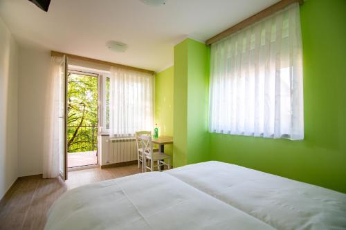 En eller flere senge i et værelse på Rooms Šajina