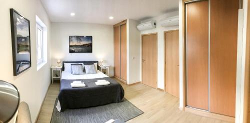 En eller flere senge i et værelse på Porto Luxury Apartments