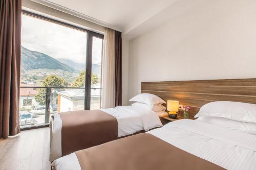 Postel nebo postele na pokoji v ubytování Mount Inn Kazbegi