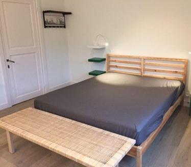 een bed in een kamer naast een deur bij villa Suècia in De Panne