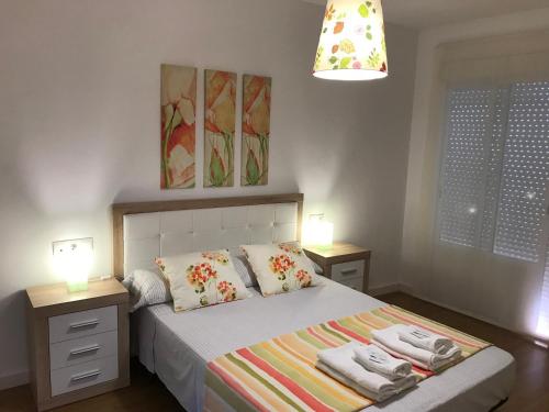 サンルーカル・デ・バラメダにあるPiso Auroraのベッドルーム1室(タオル付)