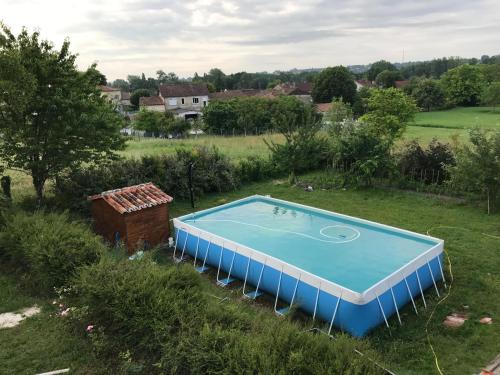 une piscine vide dans une pelouse dans l'établissement LA CHEVRIÈRE EN PERIGORD, à Villetoureix