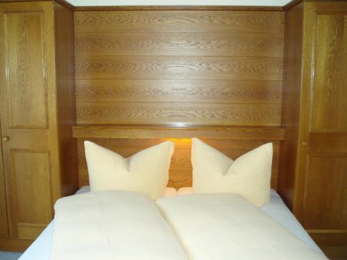 Una cama o camas en una habitación de Haus Wiesenblick