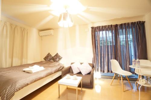 Un pat sau paturi într-o cameră la 横浜ザ・アパートメント