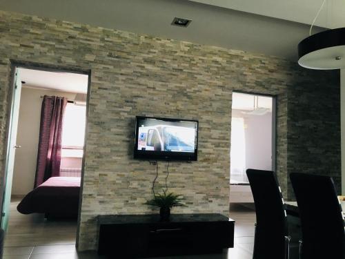 salon z telewizorem na murze w obiekcie Apartament Ala w Zabrzu