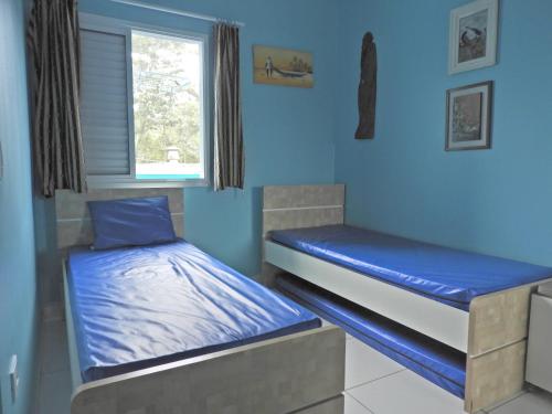 Chalés Céu e Mar Ubatuba tesisinde bir odada yatak veya yataklar