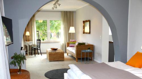 1 dormitorio con 1 cama y sala de estar en Gülitzer Landhaus en Gülitz