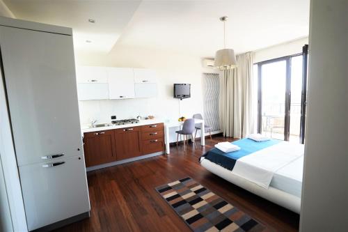 En eller flere senge i et værelse på City Center Premium Apartments