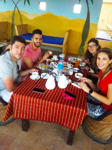 un groupe de personnes assises autour d'une table dans l'établissement Hotel Heritage House, à Jaisalmer