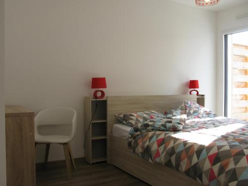 ヴァンヌにあるGite La Noéのベッドルーム1室(ベッド1台、デスク、椅子付)