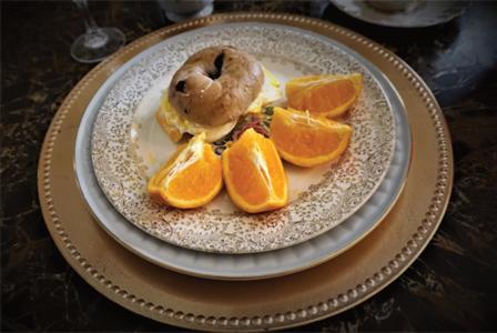 Paducah 1895 Washington Hotel في بادوكا: طبق عليه خبز وشرائح برتقال