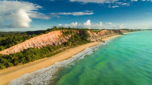 an aerial view of a beach and the ocean at Rio Da Barra Villa Hotel in Trancoso