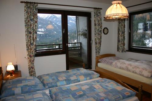ザンクト・ローレンツェン・オプ・ムーラウにあるFewo Nr. 15 Haus Konradgutのベッドルーム1室(ベッド2台付)、景色を望む窓が備わります。