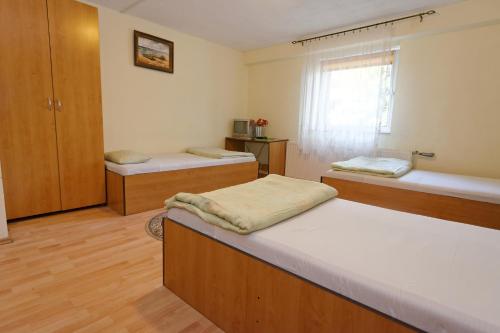 グダニスクにあるJusthostelのベッド2台と窓が備わる客室です。