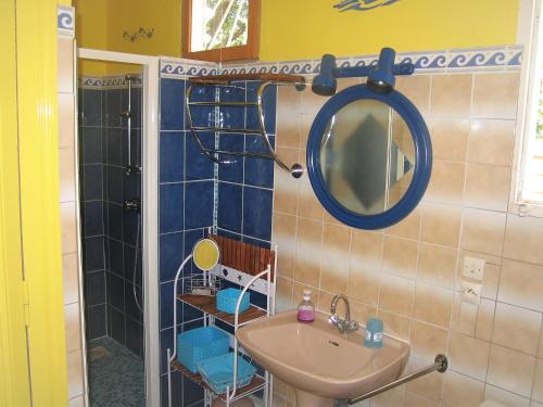 Kylpyhuone majoituspaikassa Charmante villa, 100m de la plage