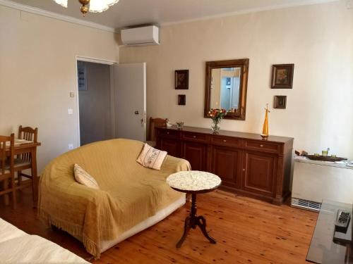 um quarto com uma cama, uma mesa e um espelho em Studio with New Fortress view em Corfu Town