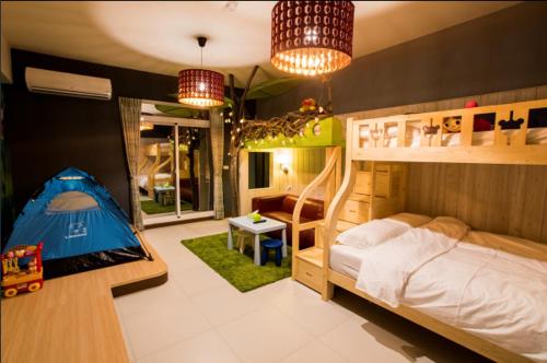 1 dormitorio con litera y tienda azul en Happy B&B, en Taitung