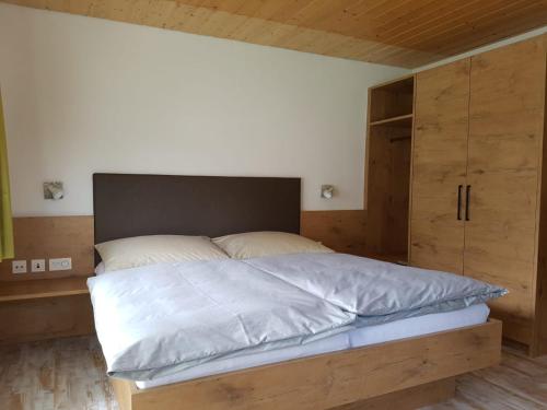 Una cama o camas en una habitación de Apartment Madlaina
