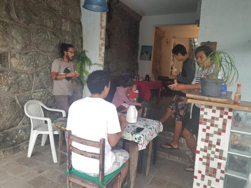 Residencial Santa Teresa في ريو دي جانيرو: مجموعة من الناس يجلسون على طاولة في غرفة