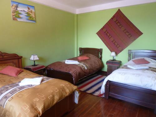 Un pat sau paturi într-o cameră la Hostal Puerto Yumani
