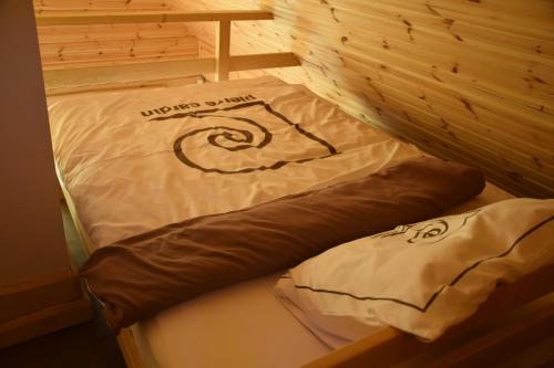 a couple of beds in a small room at Holandiesi Holiday House in Ķesterciems