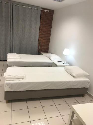 Port of Corfu Apartment tesisinde bir odada yatak veya yataklar
