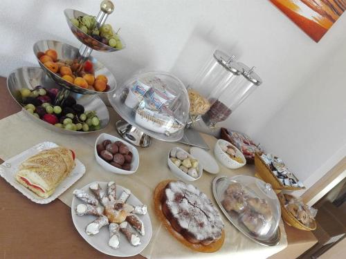 una mesa cubierta con muchos tipos diferentes de comida en Amaryllis, en San Vito lo Capo