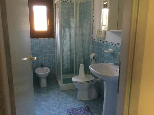 ムルタ・マリアにあるBorgo Di Murta Maria Houseのバスルーム(トイレ、洗面台、シャワー付)