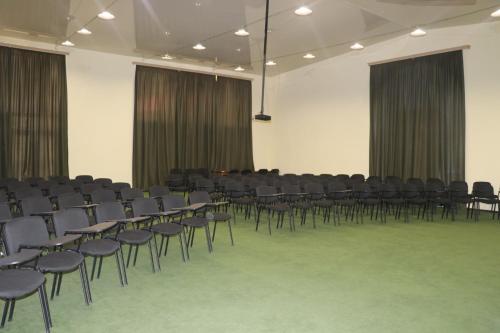 Zona de afaceri și/sau sala de conferințe de la Lucytour Hotel