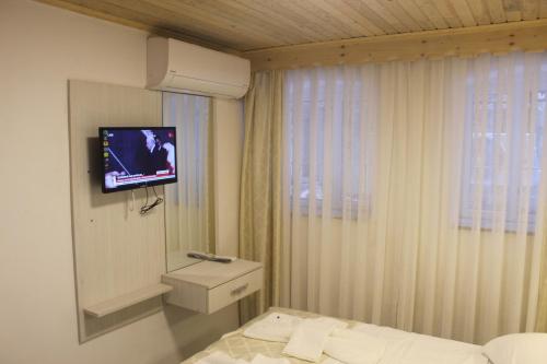 TV a/nebo společenská místnost v ubytování HOTEL MİKLAGORD