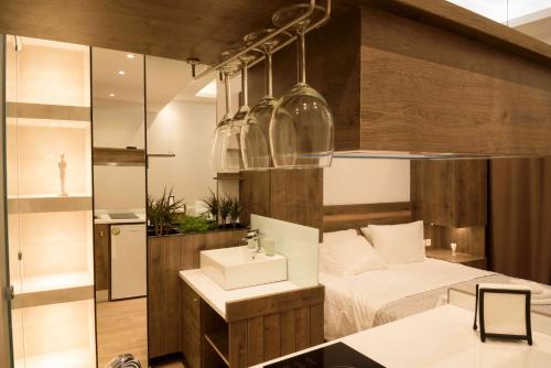 bagno con letto, lavandino e specchio di Electra & Myrto Apartments ad Atene