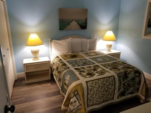 sypialnia z łóżkiem i 2 lampkami na stołach w obiekcie Myrtle Beach Resort- Unit A 428 w mieście Myrtle Beach