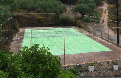 Facilități de tenis și/sau squash la sau în apropiere de Phaistos Hotel