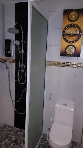 Ένα μπάνιο στο Karon Homes