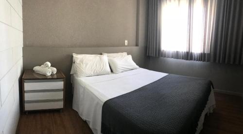 سرير أو أسرّة في غرفة في Gray Home Maceio - Condominio JTR