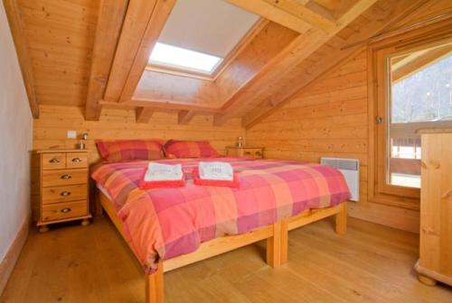 une chambre avec un lit dans une cabane en bois dans l'établissement Chalet Bois - Chamonix, à Chamonix-Mont-Blanc