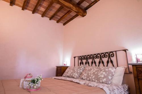 1 dormitorio con 1 cama grande en una habitación en Le Casette Country House 2, en Petricci