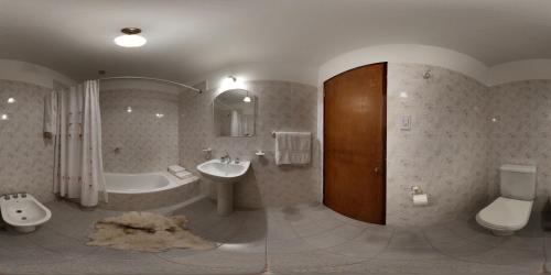 ein Badezimmer mit einer Badewanne, einem Waschbecken und einem WC in der Unterkunft Posta del Sol in Maimará