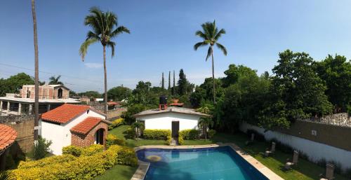een luchtzicht op een huis met een zwembad bij Hotel SKY & PALMS in Xochitepec