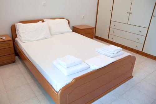 Un pat sau paturi într-o cameră la Oasis Olympia Apartments