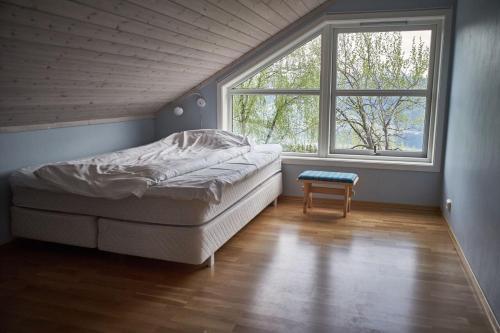Säng eller sängar i ett rum på Panorama view along the fjord in Stryn
