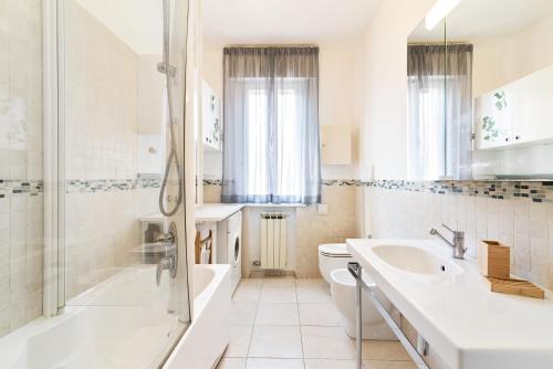 a bathroom with a tub and a toilet and a sink at Padova Terrace Flat in Padova