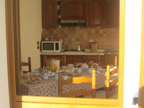 - une cuisine avec une table et de la nourriture dans l'établissement B&B Alla Lanterna, à Trichiana