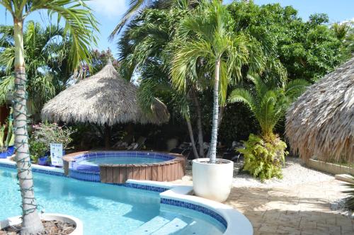 Kolam renang di atau dekat dengan Bananas Apartments Adults Only