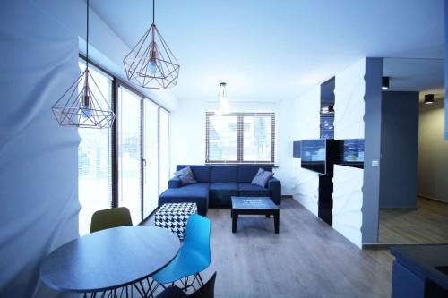 ein Wohnzimmer mit einem Sofa und einem Tisch in der Unterkunft Dream LUX Apartments in Krakau