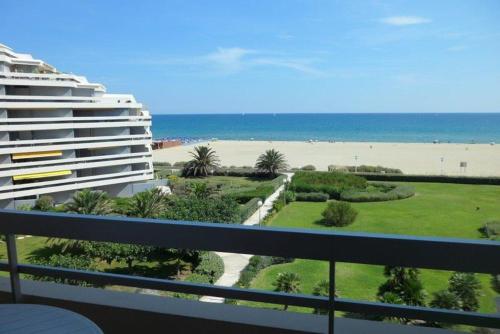 - Balcón con vistas a la playa y al edificio en Studio face à la mer +terrasse+ parking, en Canet-en-Roussillon