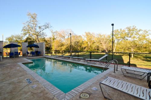 una gran piscina con bancos y mesas en un parque en Baymont by Wyndham Columbus, en Columbus
