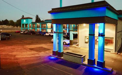 una gasolinera con luces azules en un aparcamiento en Holiday Lodge - Salem,OR en Salem